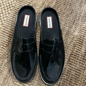 Hunter Gloss finish. Mules. Flat profile. Rounded toe. Rubber sole. Size 8